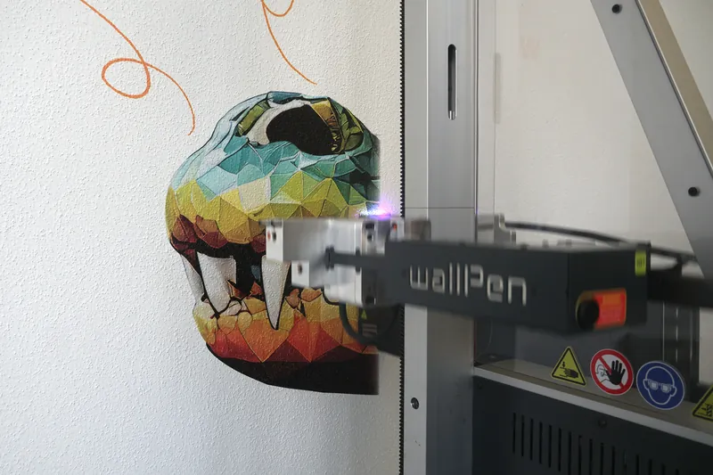 Nahaufnahme des Druckkopfs, der die Farbflächen des Motivs direkt auf den Wandputz aufträgt