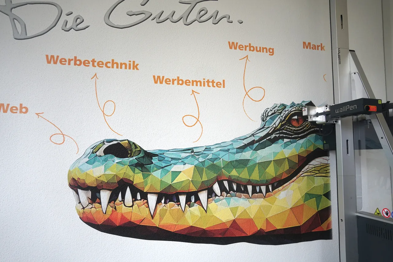 Fertig gedrucktes, farbiges Krokodilmotiv auf einer weißen Bürowand